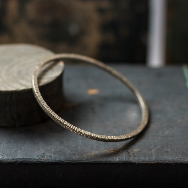 Hammered lines bangle - small