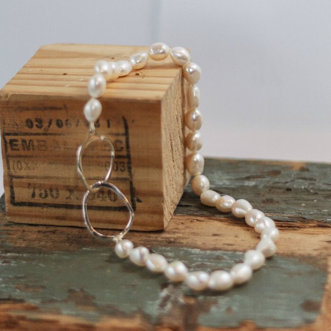 Pearls with double oval catch - small