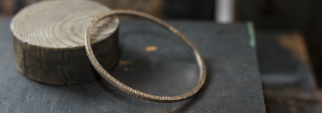 Hammered lines bangle - large