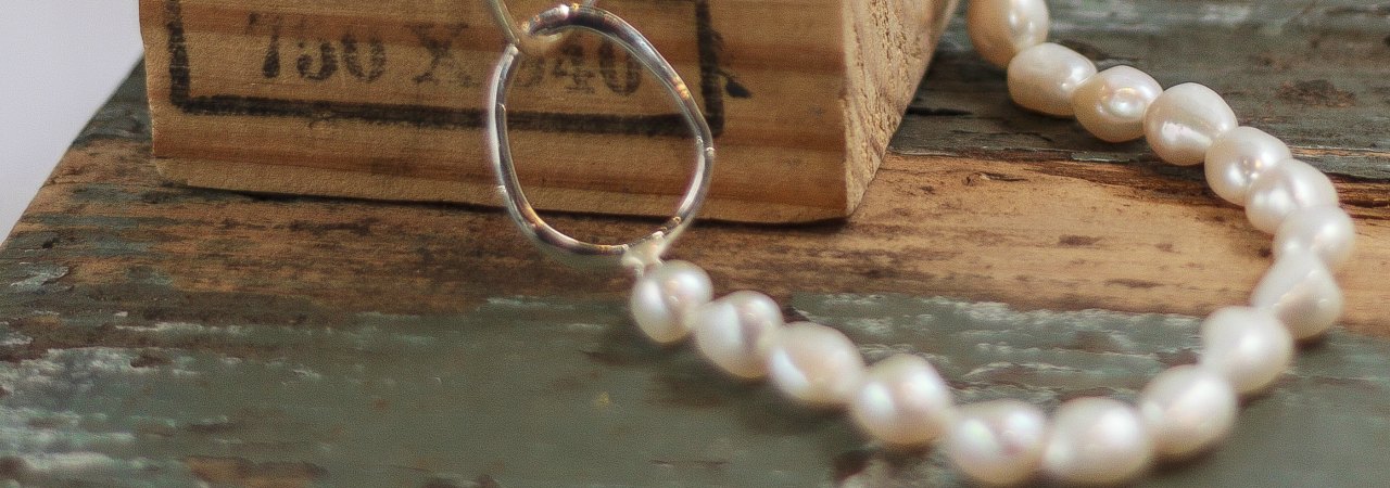 Pearls with double oval catch - large