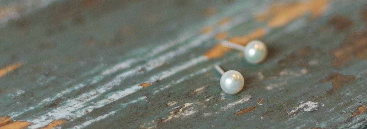 Small pearl stud - large