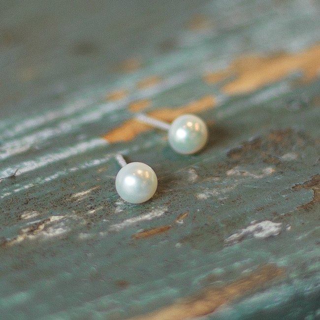 Small pearl stud - small